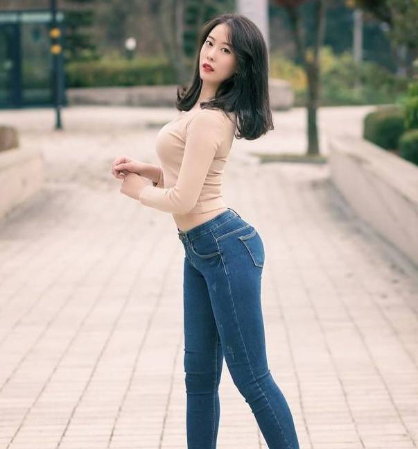 风格独特的牛仔裤美女,清秀唯美,打造高端气质女神范