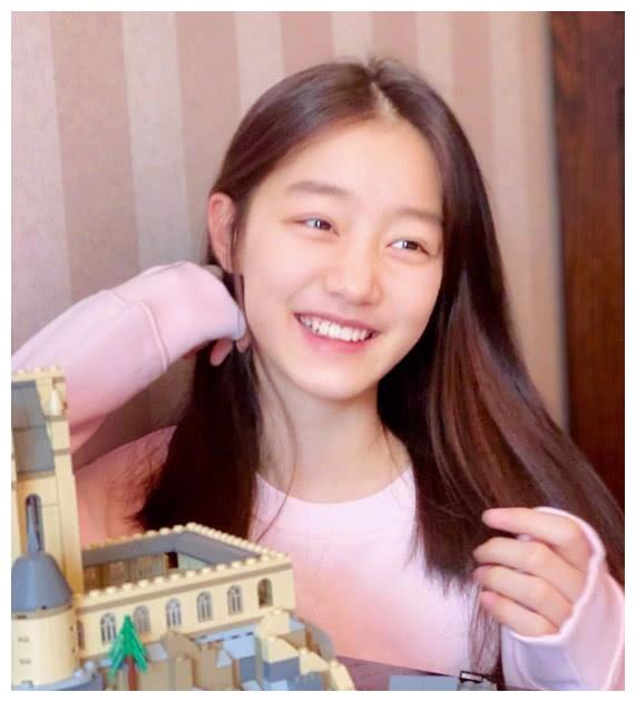 赵薇女儿终于长大了,12岁大眼长发,笑起来还很甜