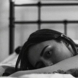 欧美风情美女黑白头像2018最新版老死不相往来的陌生
