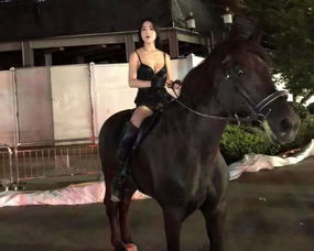 上海市中心一衣着性感女子深夜骑马,摆拍炒作