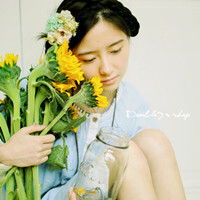 女生头像手拿花朵女生