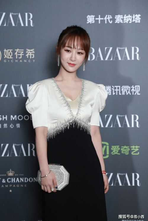 杨紫的造型越来越成功,穿黑白拼接连衣裙真高级,比平常优雅太多