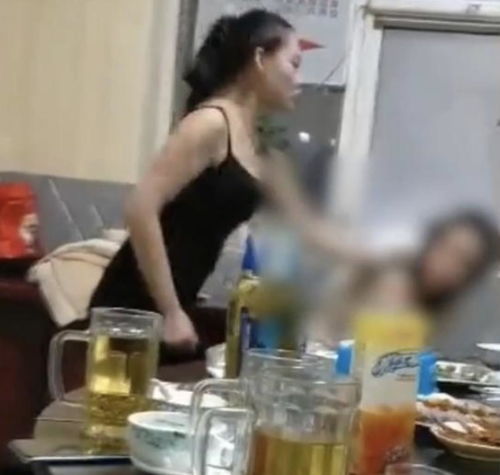 19岁女孩用拖鞋狂扇15岁女孩超50个耳光,这是什么仇什么冤