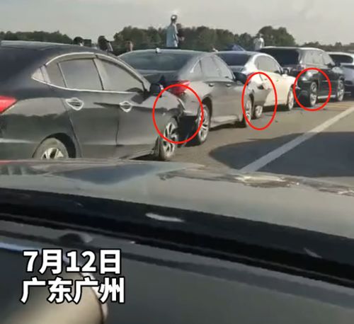 头车女司机紧急刹车,后边11辆车接连追尾,网友怎么赔