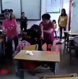 走廊乱扔西瓜皮,小学女生被老师全程拽头发管教,双方冲突激烈