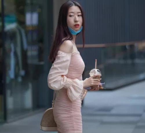 美女身穿露肩包臀裙,美丽动人,有没有惊艳到你