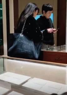 沈腾带妻子去澳门过纪念日柜台买名表,出手阔绰