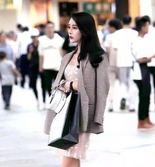 丰满美少妇肌肤如玉,身姿柔美,浑身散发成熟女人魅力,活力满满