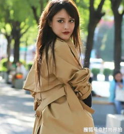 街拍面带微笑的美女,一件绿色短袖配黑色打底裤,青春活力气息