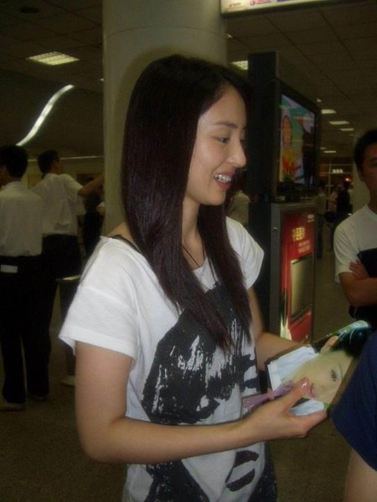 女星素颜现身机场就暗淡郑爽皮肤好,梁咏琪是绝色美女