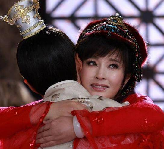 51陈浩民新片装嫩演少侠,满脸褶子一言难尽,和女主像父女
