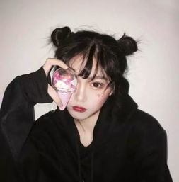 深夜伤感的情感句子,我有两个我,一个冷漠一个热情全世界