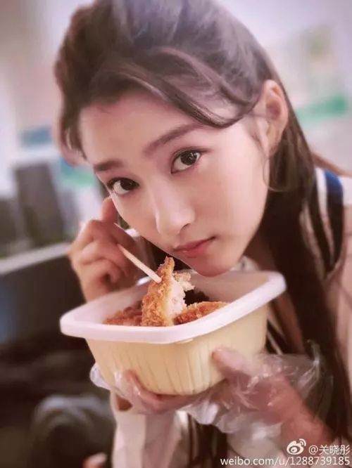 女星中的假吃货baby吃东西靠借位,关晓彤摆拍,杨紫假吃却获赞