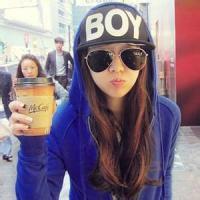qq戴帽子女生头像写一个boy的