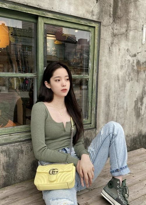 微胖身材怎么穿学欧阳娜娜这样搭配紧身衣,简约质感特有女人味