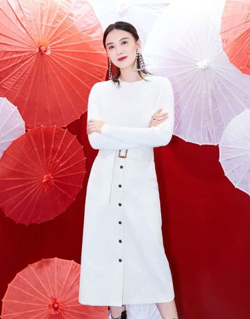 白色毛衣搭配白色半身裙,丝毫不显胖的美女显得好自信,霸气十足