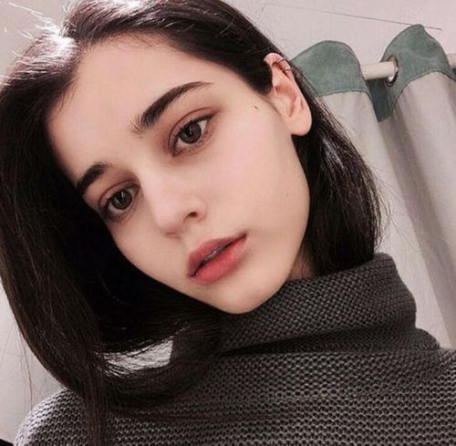 照片被曝光6名乌克兰性感女模户外全裸互拍,至少2名男性在场