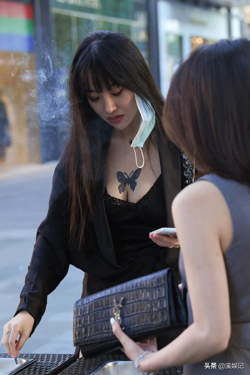 一边吸烟一边看手机的美女,长腿吸睛,纹身霸气,一看就是社会人