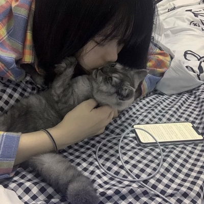 一个女生在喂猫头像昂贵