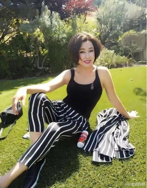 65岁刘晓庆又美出新高度,穿背心配条纹套装,剪了短发嫩回35岁