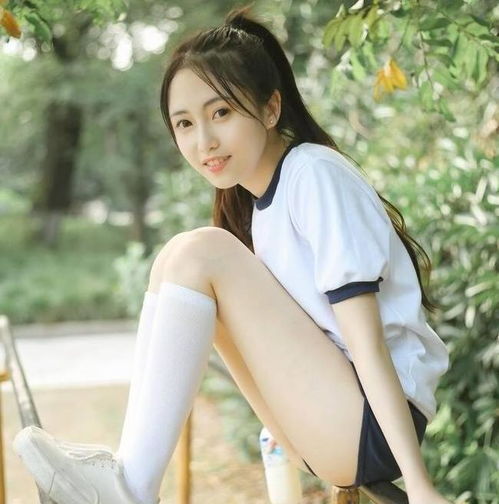 嫩白玉腿清新美女校花户外运动撩人写真