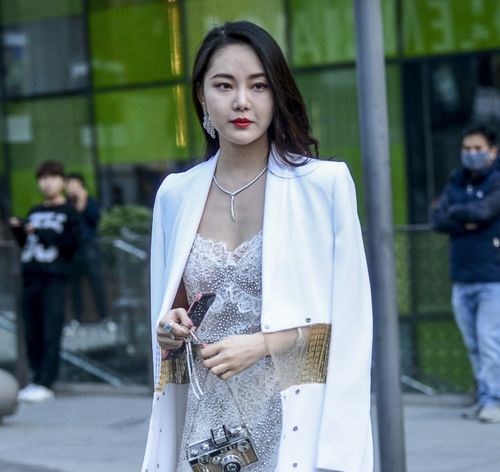 微胖身材怎么搭配秋装美女利用白色的优缺点,展现微胖美和气质