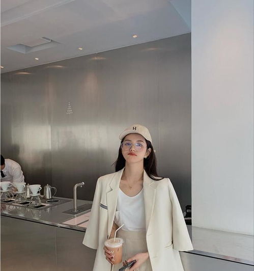 路人街拍,美女高贵优雅,穿黄绿色的连衣裙简洁唯美