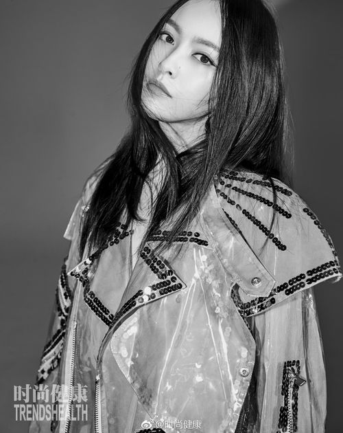 唐嫣登杂志封面走御姐风,眼神凌厉酷似魔女