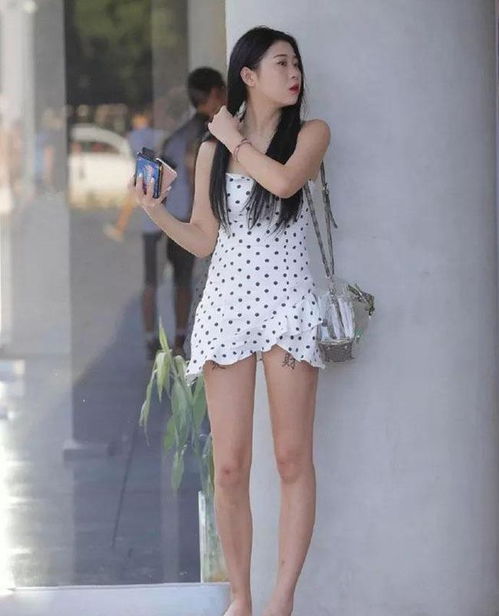 炎炎夏日,气质女生选一条修身波点连衣裙搭配,清新简约美出优雅感