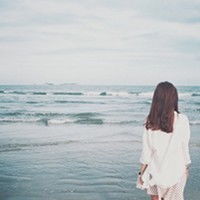 海边穿白色裙子披着头发的女生qq头像