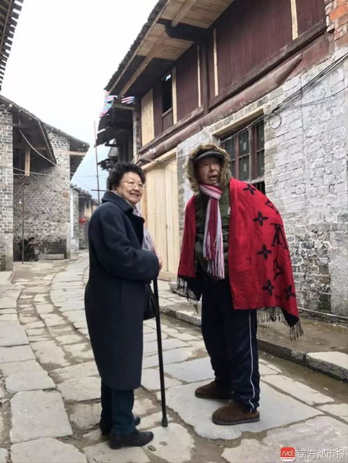 66676岁网络女主播带老年痴呆老伴玩直播,走红上央视
