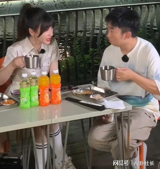 柳岩成都闹市街头录节目,40出头穿jk裙,获赞少女气质毫无违和感