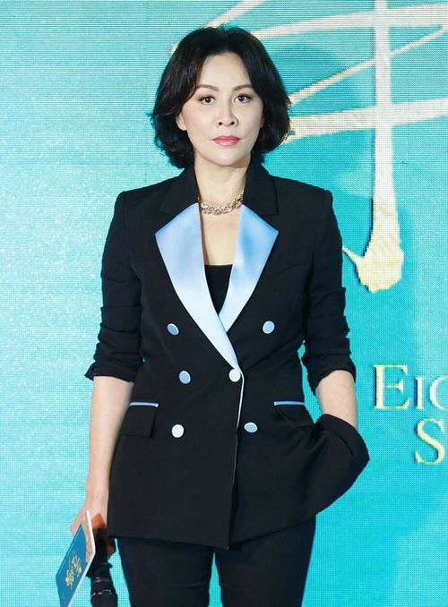 刘嘉玲终于穿对了,黑色长裙显气质,50多岁女人这样穿更高雅