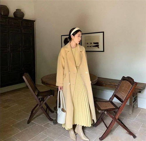不管大衣还是羽绒服,女人少买黑色,这3种颜色更高级,时髦减龄