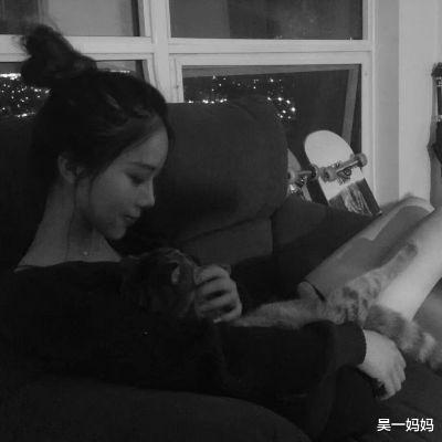 夜幕降临,他在潜心创作自己的艺术品,一心想拯救这个世界