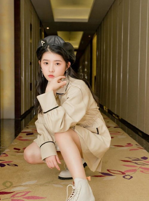 何蓝逗终于不像小学生了黑白配搭马丁靴,戴贝雷帽变身甜美少女