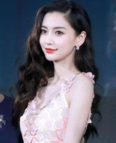 angelababy穿壮族服饰参加扶贫活动,颜值在线笑容甜美似少女