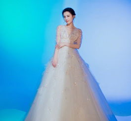 黄圣依电影节穿两套礼服亮相,仙气飘飘,突显甜美少女气质