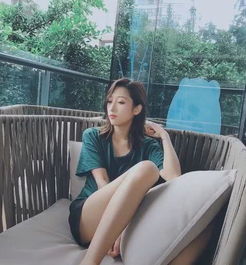 抖音小姐姐肤白貌美惹人爱,大长腿吸睛,网友美女的脚亮了