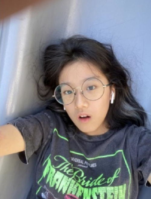 15岁梧桐妹罕晒自拍照,美丽少女初长成,却被评一点不像贾静雯