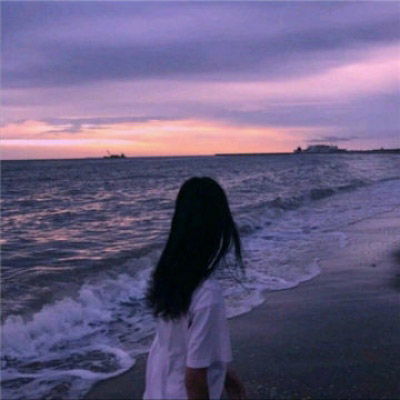 海边背影女生头像一个人在海边的背影图片