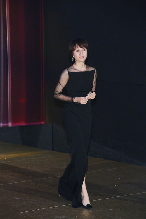 袁泉女儿终于露正脸,深眼窝似妈妈翻版,才9岁就是高冷气质女神