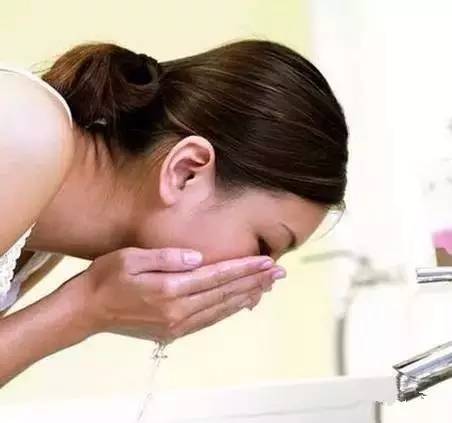 女人用这些东西洗脸,皱纹全无,皮肤越洗越白越嫩年轻20岁