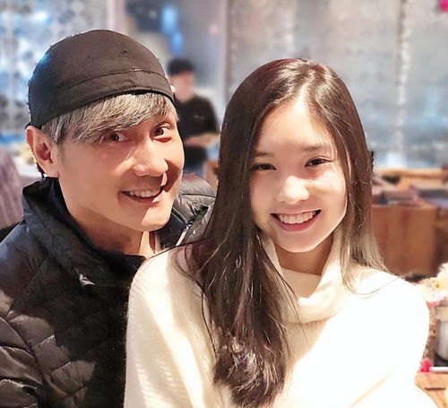 思女成疾56岁男星把女儿骨灰做成项链,攻读博士想复活女儿