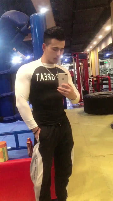 怪不得现在这么多女孩子喜欢大叔,成熟稳重的男人确实迷人