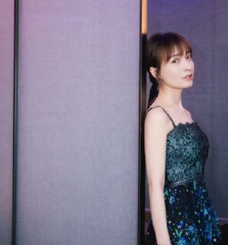 吴昕太有女人味了亮片吊带裙秀精致锁骨,越来越被她圈粉了