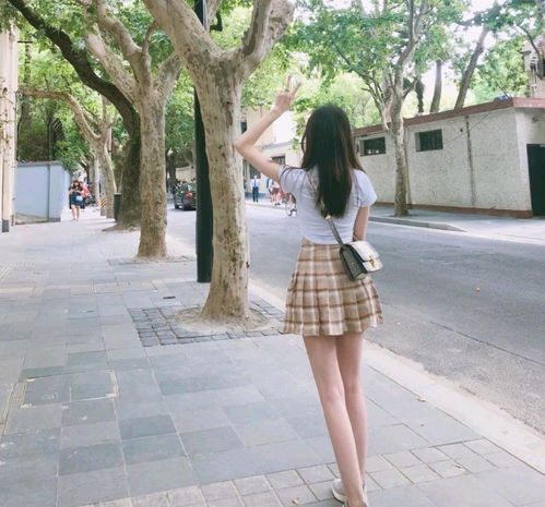 女孩子夏天怎么穿才个性好看黑裙魅力十足,碎花衬衫清新淡雅