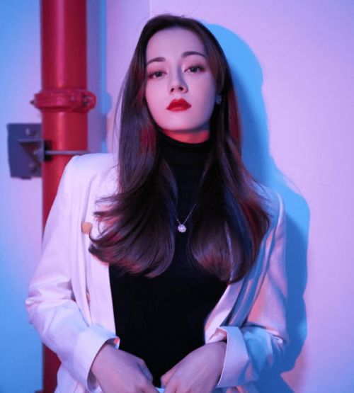 迪丽热巴不娶何撩这样穿攻气十足,谁看了不拜倒在她的西装裤下