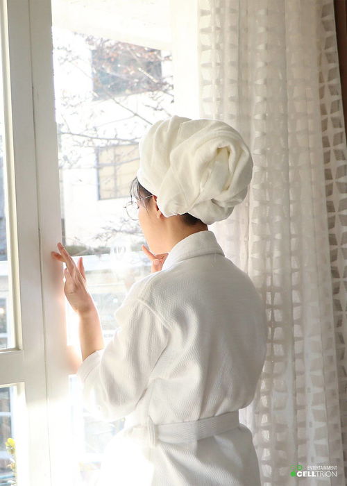 金范女友吴涟序最新写真公开慵懒居家风or高冷时尚范