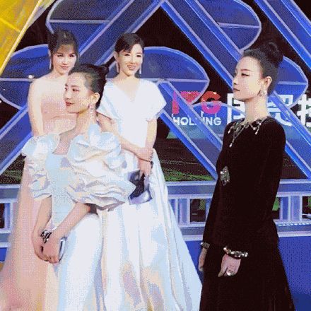 倪妮是什么神仙蹲地帮刘诗诗理裙摆,没作品穿得低调却美得出众